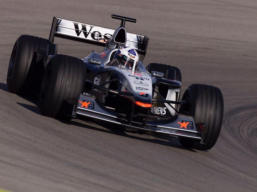 McLaren Mercedes-Benz MP4-16 2001 года  (фото 4 из 4)